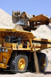 Image du Maroc Professionnelle de  Extraction du phosphate à la mine de Khouribga du Groupe OCP de L'Office chérifien des phosphates. Le Groupe OCP : Société anonyme fondée en 1920 et domiciliée au Maroc. Groupe OCP est le leader mondial des exportations des phosphates et produits dérivés, Mercredi 19 Septembre 2007. (Photo / Abdeljalil Bounhar)